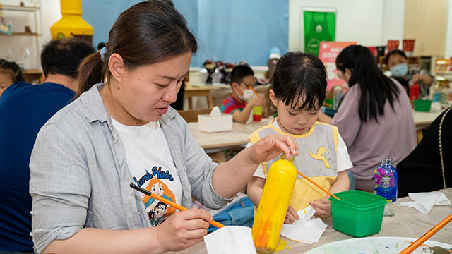 （与爸爸妈妈一起做手工、包粽子）